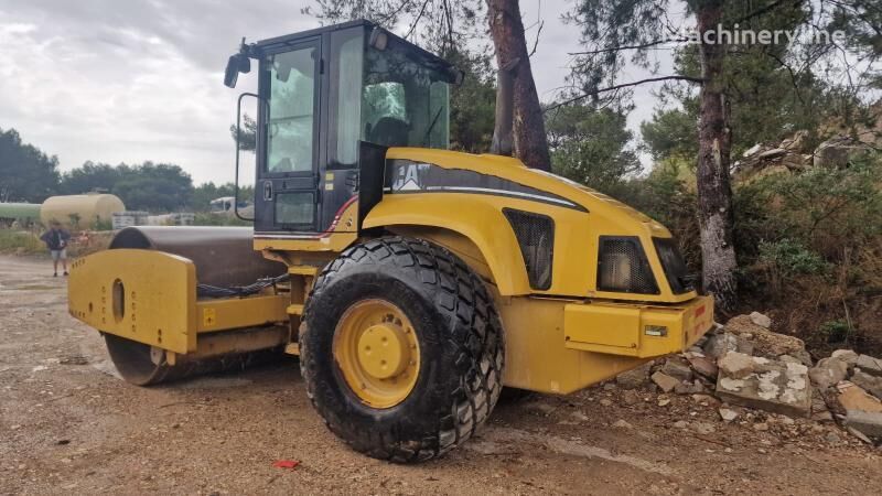 Caterpillar CS663E single drum compactor